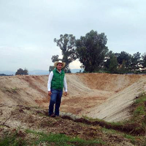 El presidente Mario Villarreal supervisando los trabajos de esta geomembrana de captación de agua