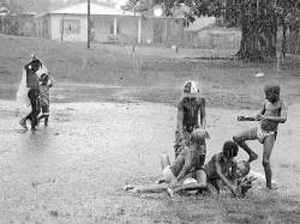 jugando-bajo-la-lluvia
