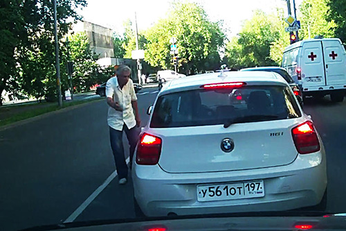 Arrolla a un anciano de forma intencional