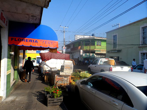 Las banquetas de la zona centro de Ixtlán son invadidas casi a diario por los comerciantes