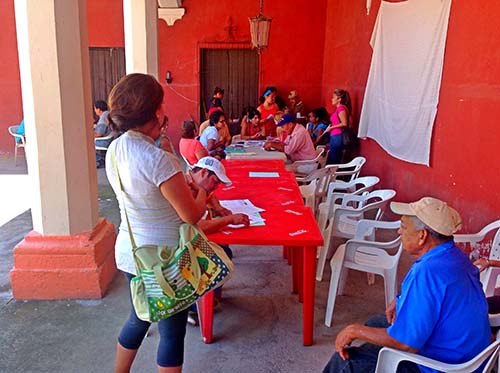 Carruy impulsa proyectos productivos en Ahuacatlán