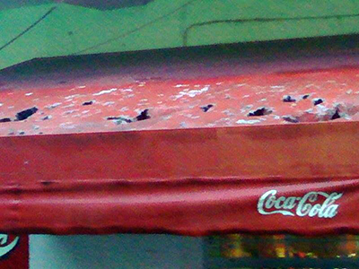 Murió al caerse del techo de su casa