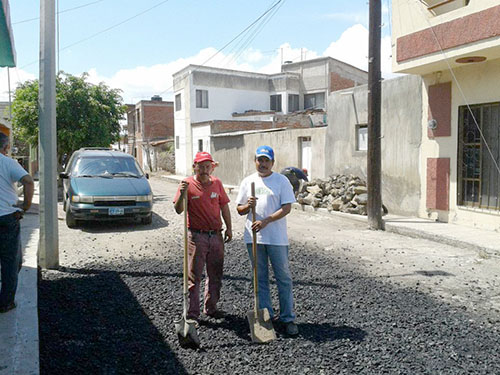 Chon Peña y Nino Quesada en trabajos de servicio a la comunidad | Foto: Facebook