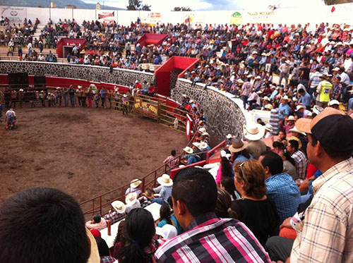Público en la plaza de toros El Recuerdo durante el jaripeo con los Destructores | Foto: Facebook