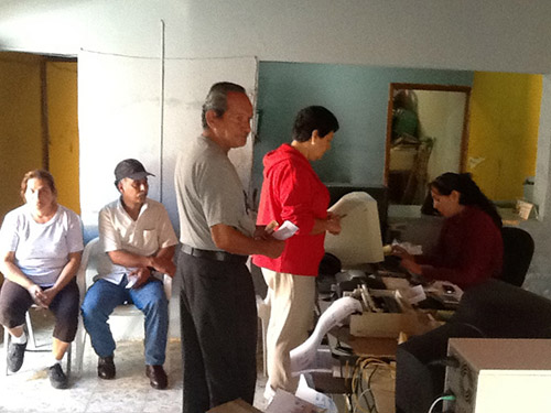 Usuarios en Ahuacatlán haciendo filo para pagar su cuota anual con descuento | Foto: Archivo