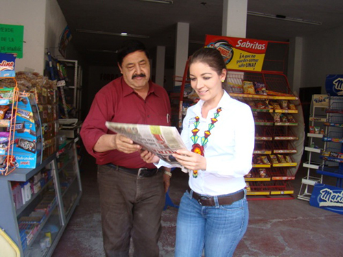 Recorre Jasmine barrios y colonias de Ahuacatlán