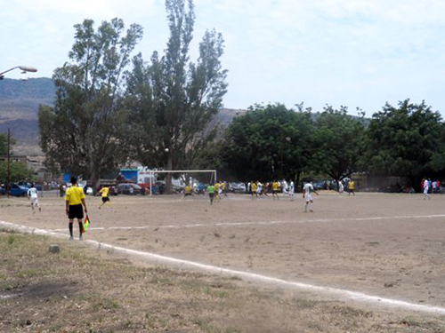 En descuido, cancha  de fútbol de Ahuacatlán