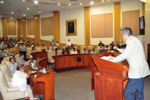 Carlos Carrillo en la tribuna | Click en la foto para ampliarla