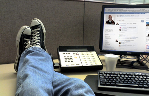 Empleados de oficina pierden el tiempo en Facebook