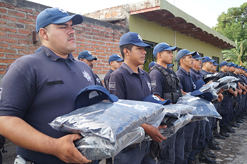 Reciben nuevos uniformes elementos de Seguridad Pública de Ahuacatlán