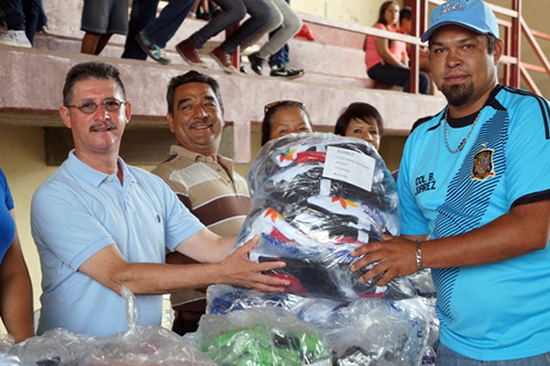 Entrega Chuyín uniformes a todos los deportistas de Ahuacatlán