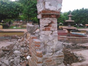 Algunos pilares que se están destruyendo están mejor reforzados que los muros de los arcos
