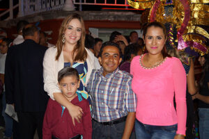 El patronato de las Fiestas Patrias 2015 | Los regidores: Bethy Aguiar (abajo su hijo), Emilio Uribe y Miriam Castañeda.
