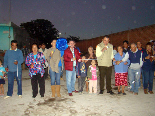 Entrega Chuyín más obras de empedrado