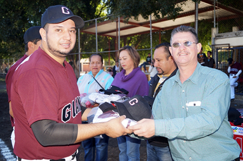 Entrega Chuyín uniformes a “Rojos” y a “Gigantes”