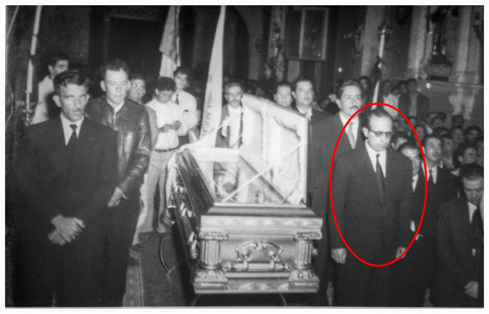 El doctor Roberto Coronado monta una guardia de honor durante la misa de Mons. Justo Barajas | Foto: Cortesía de Pedro Roberto Velasco.