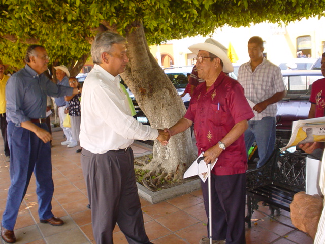 Andrés Manuel saluda a don Chabelo Chávez (finado), atrás le sigue el doctor Miguel Ángel Navarro en una gira por Ahuacatlán | Fotos: Archivos del Regional ©.