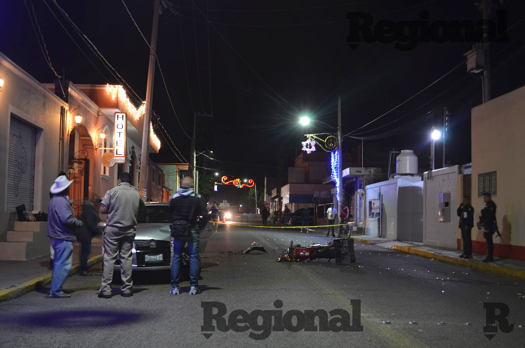 Motociclista se impacta contra automóvil en Ahuacatlán