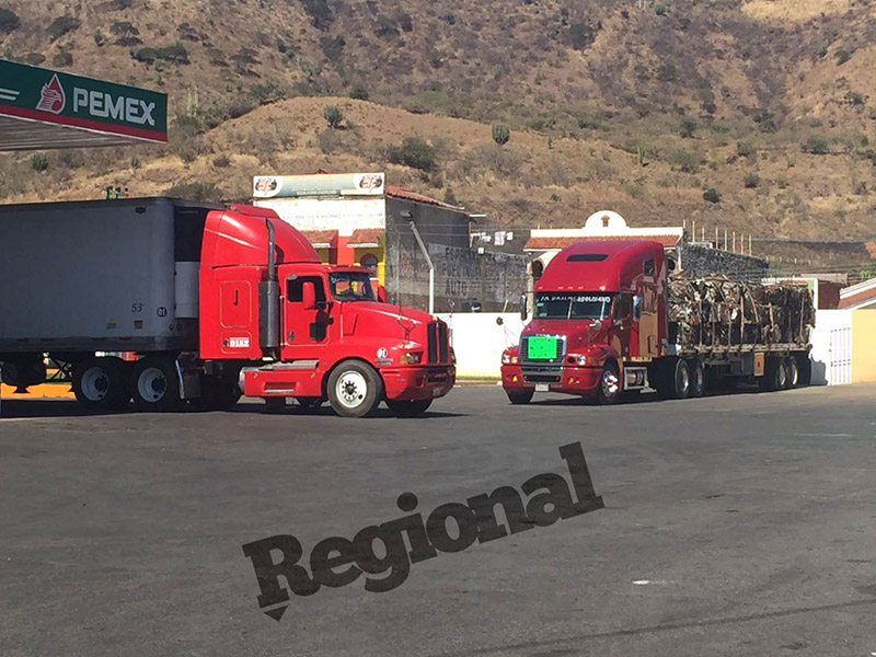 Cierran gasolineras en Ixtlán; largas colas de autos en Jala y Ahuacatlán