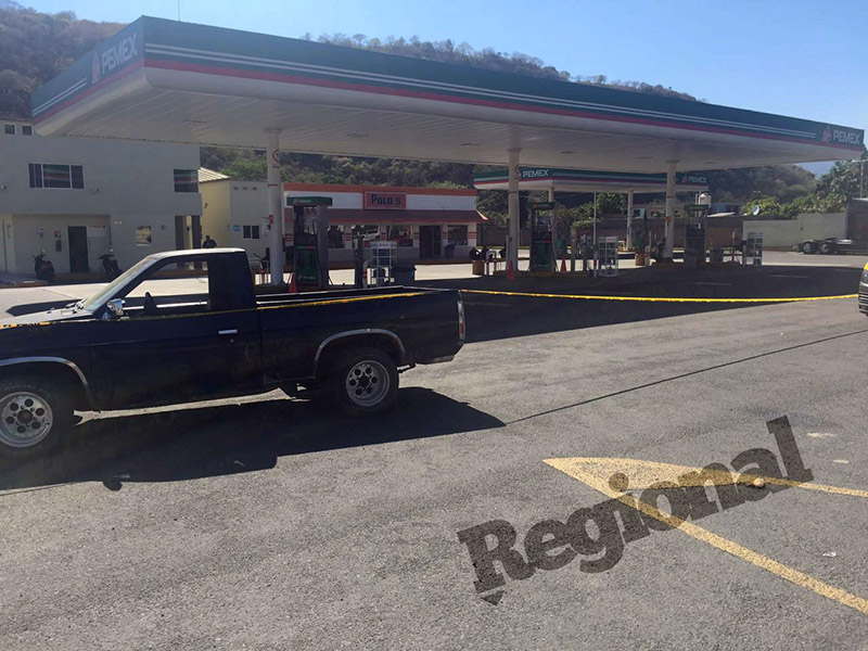 Cierran gasolineras en Ixtlán; largas colas de autos en Jala y Ahuacatlán