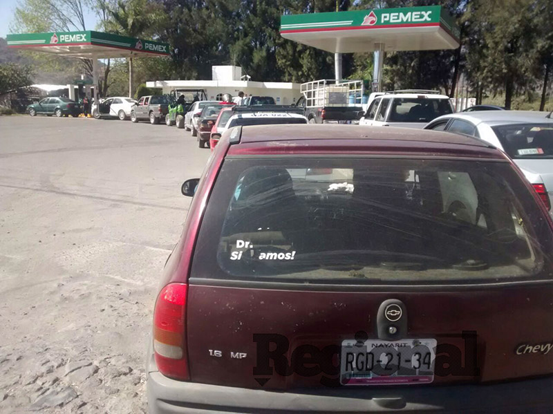 Cierran gasolineras en Ixtlán; largas colas de autos en Jala y Ahuacatlán