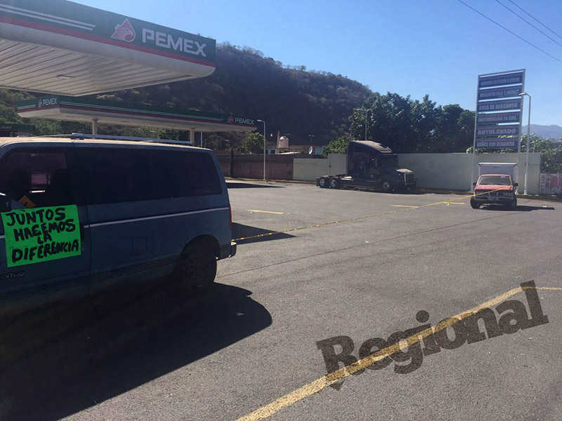 Cierran gasolineras en Ixtlán; largas colas de autos en Jala y Ahuacatlán