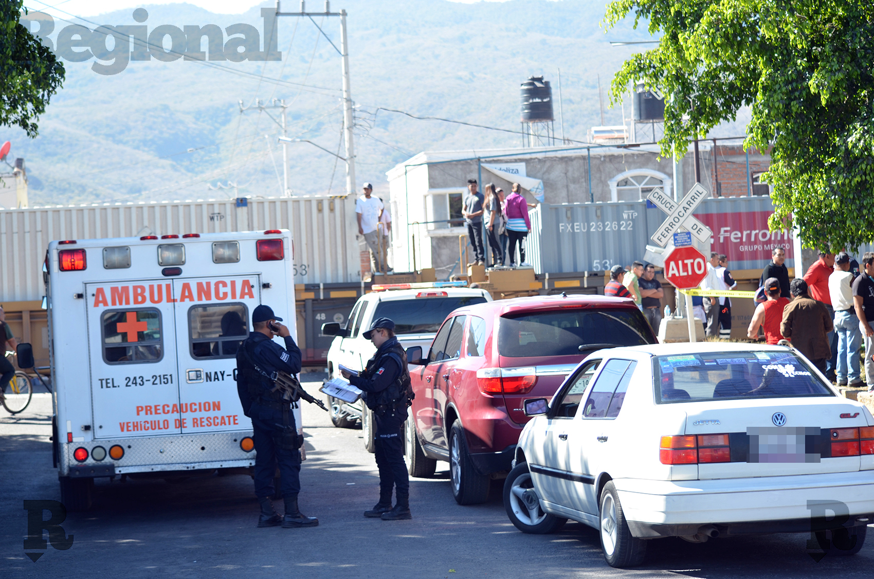 ¡Otra vez en Ahuacatlán!, el tren embiste a una camioneta y hay un muerto