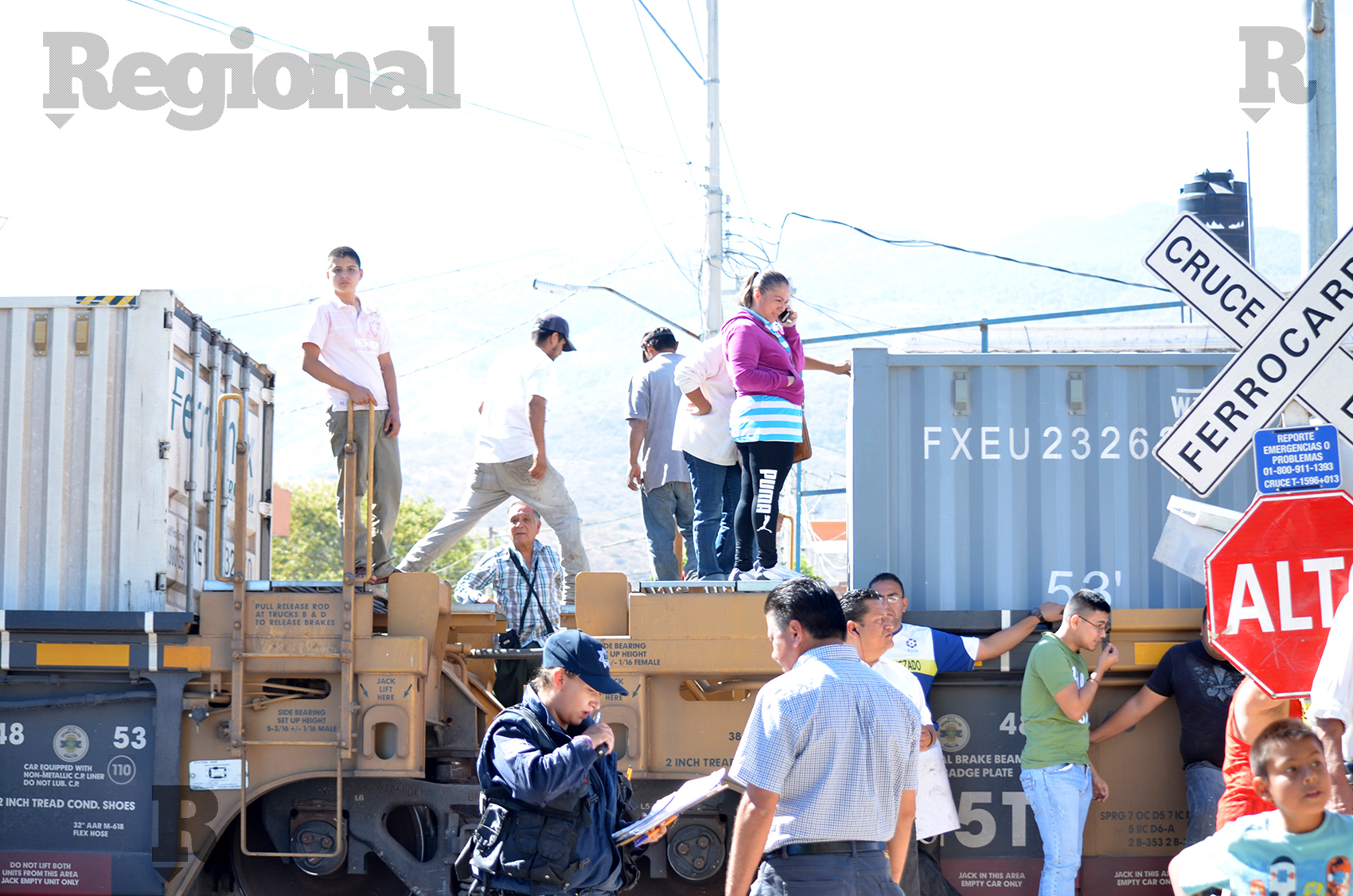 ¡Otra vez en Ahuacatlán!, el tren embiste a una camioneta y hay un muerto