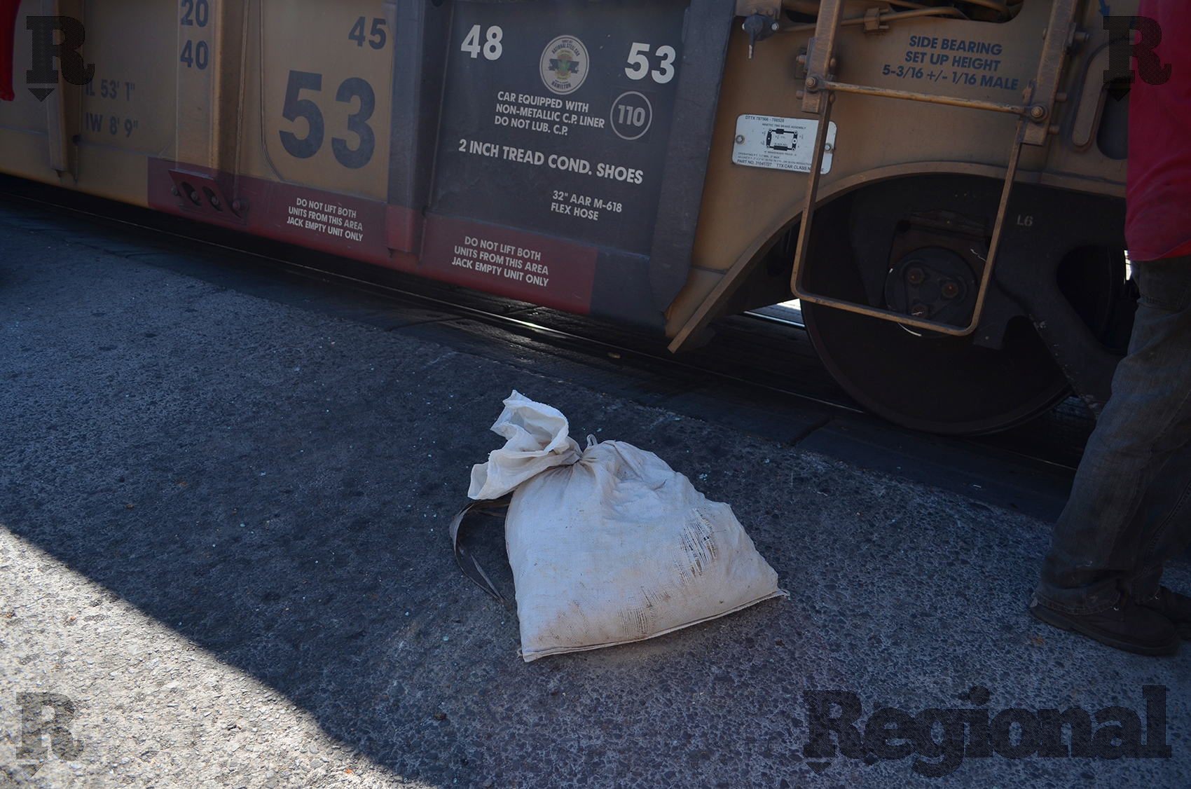 ¡Otra vez en Ahuacatlán!, el tren embiste a una camioneta y hay un muerto