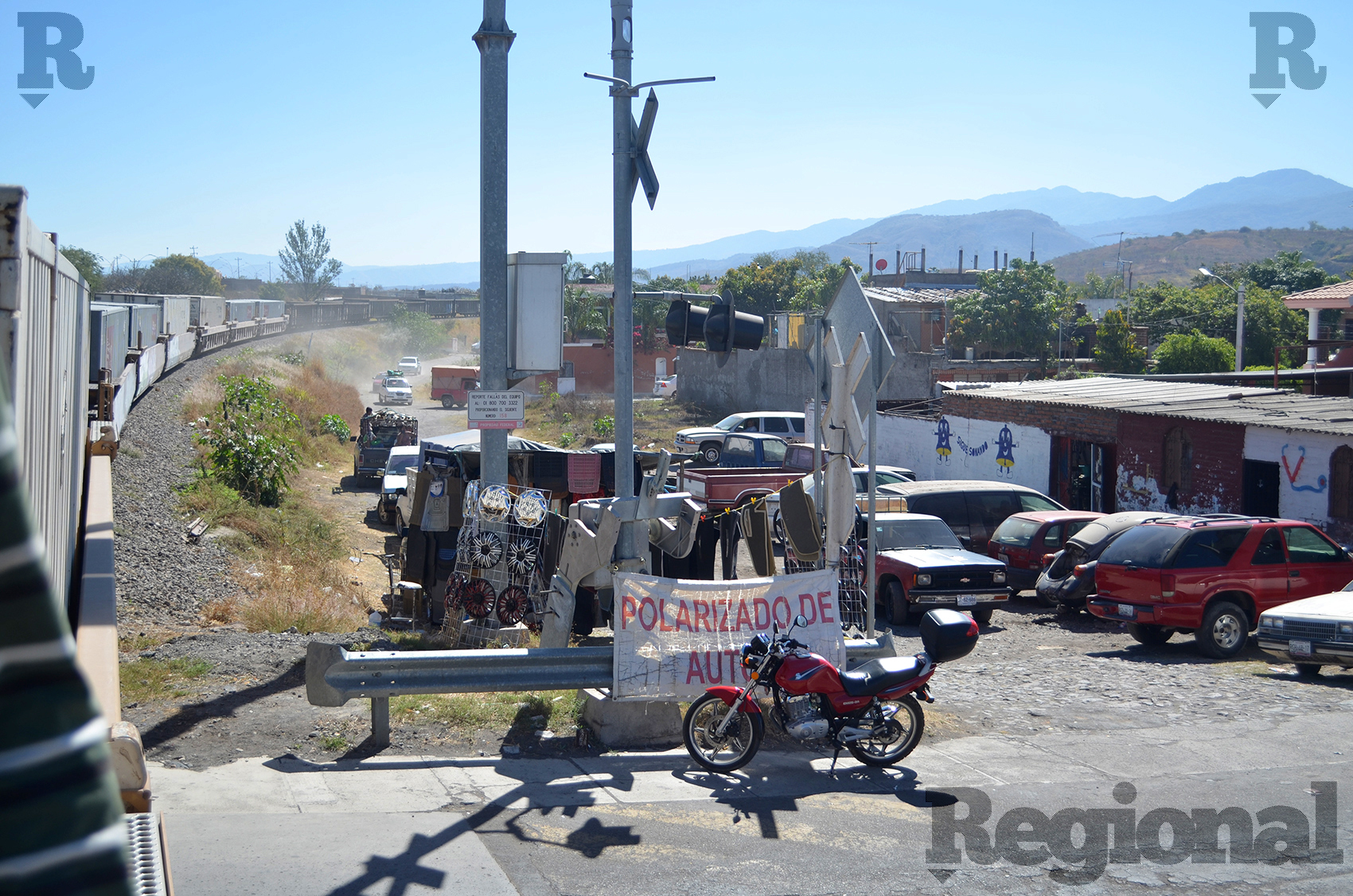 ¡Otra vez en Ahuacatlán!, el tren embiste a una camioneta y hay un muerto