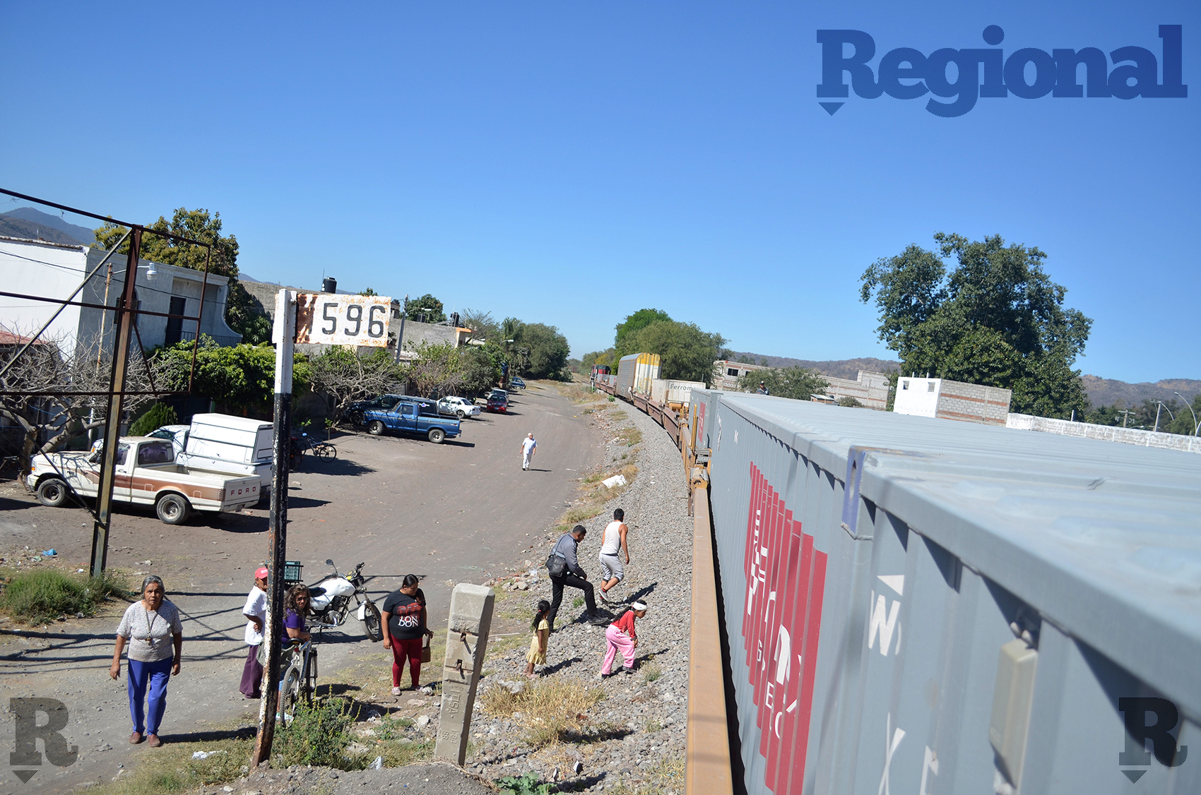 ¡Otra vez en Ahuacatlán!, el tren embiste a una camioneta y hay un muerto