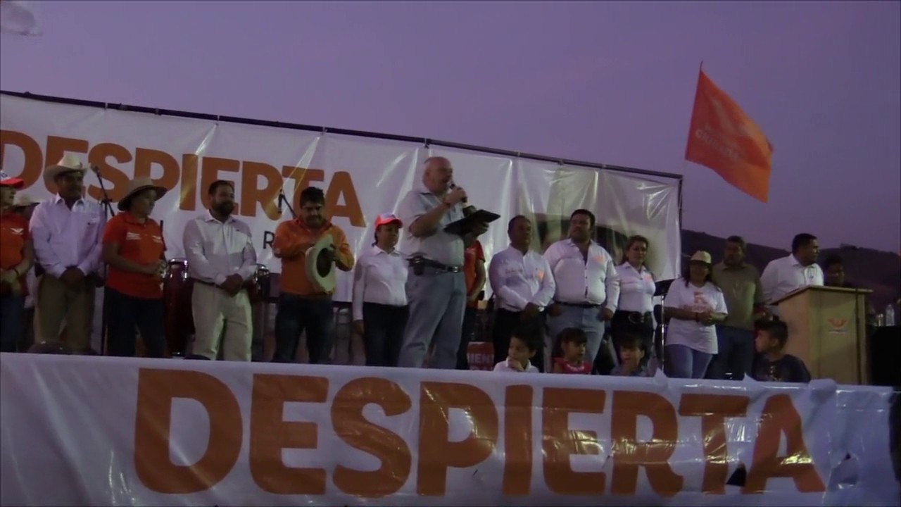 Niños  y adultos contentos con el Festival Naranja