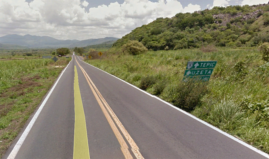 Pareja de Ixtlán se vuelca en un Camry en el crucero de Uzeta