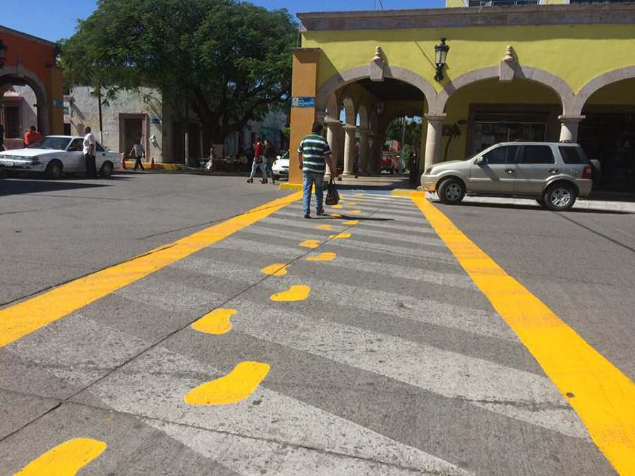 Repinta Ayuntamiento señales viales en Ahuacatlán