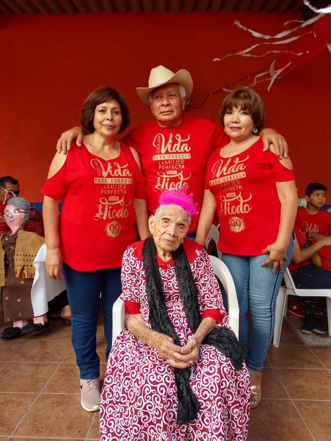 ¡Gran ágape para Yoyita  en su 99 cumpleaños!