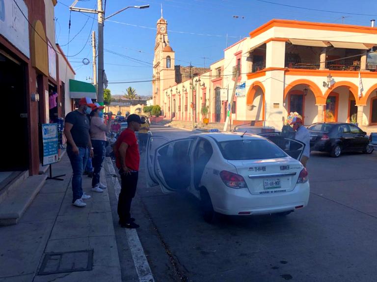 Jóvenes sanitizan comercios en miras de mejorar la “nueva normalidad