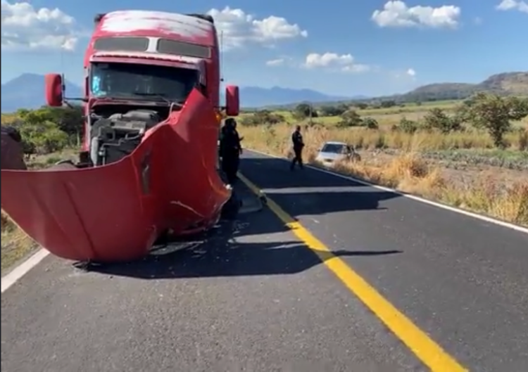Chocan tráiler y Focus; hay un lesionado, de Jala