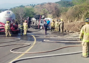 Cerrado el paso de Pie de La Cuesta a La Yerbabuena por pipa volcada