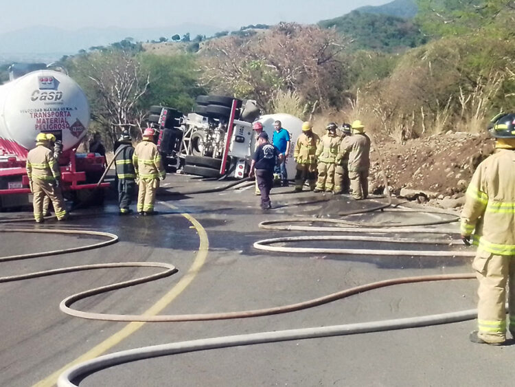 Cerrado el paso de Pie de La Cuesta a La Yerbabuena por pipa volcada
