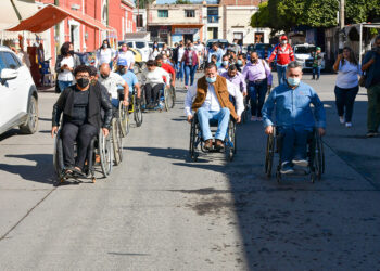 En silla de ruedas funcionarios reconocen a personas con discapacidad
