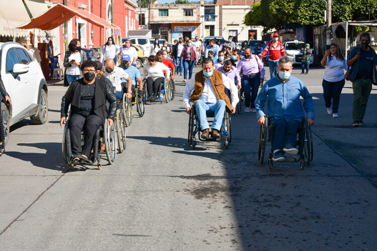 En silla de ruedas funcionarios reconocen a personas con discapacidad