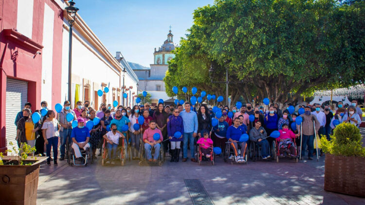 Agradece Toño a migrantes de Jomulco dotación de ortopédicos