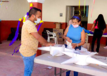 En marcha curso de elaboración de piñatas en Ahuacatlán
