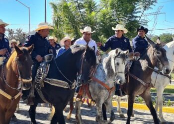 Cálida recepción de Toño Carrillo a cabalgata de Ahuacatlán