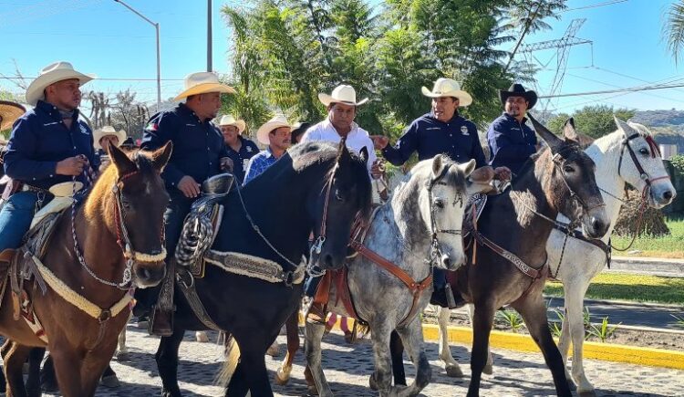 Cálida recepción de Toño Carrillo a cabalgata de Ahuacatlán