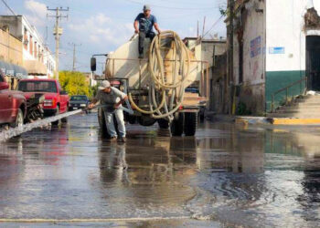 Colapsa drenaje recién construido en Ahuacatlán