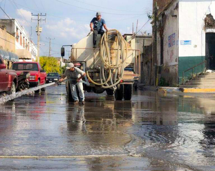 Colapsa drenaje recién construido en Ahuacatlán