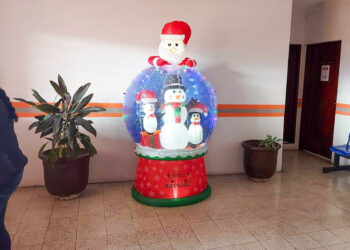 Inicia colocación de adornos navideños en la presidencia de Ixtlán