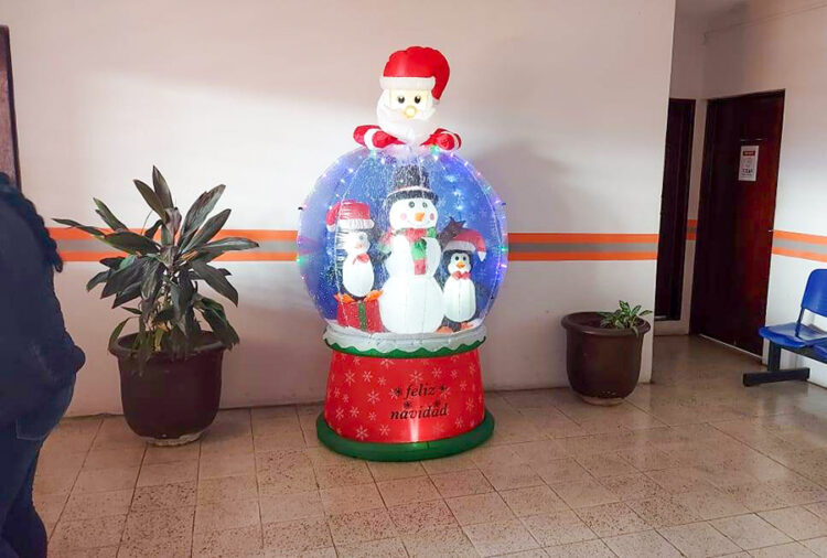 Inicia colocación de adornos navideños en la presidencia de Ixtlán