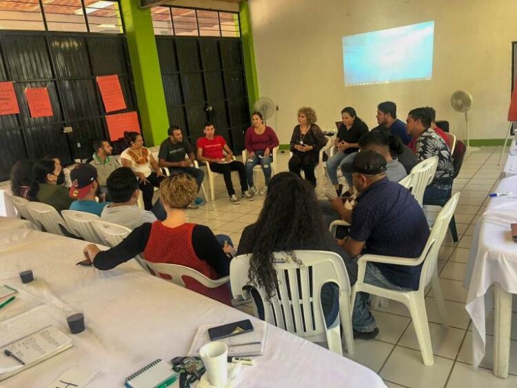 Imparten taller de liderazgo y maestría personal en Amatlán